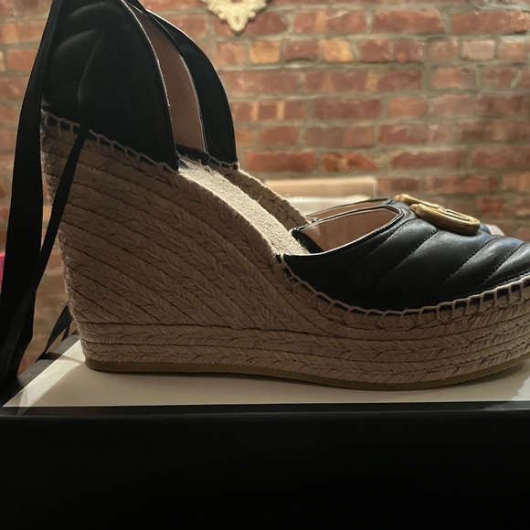 Gucci espadrilles fits a size 10 because runs narrow. Worn 1x for 4-5 hours - Picture 2 of 2